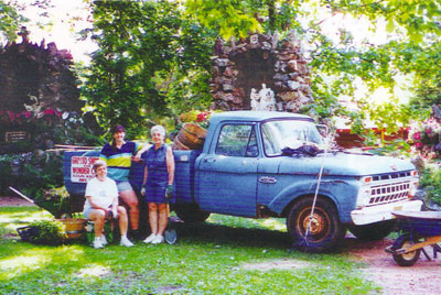 Volunteers led by Kris Willfahrt