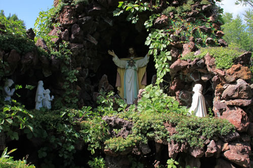 Sacred Heart Shrine on Wonder Cave exterior